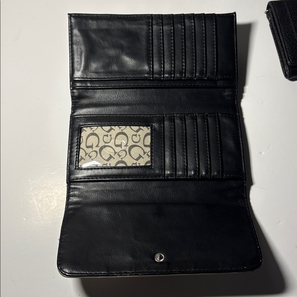 Wallet Set, Guess, Anne Klien, Look, in Coral, Black, and Gray. - Picture 13 of 14